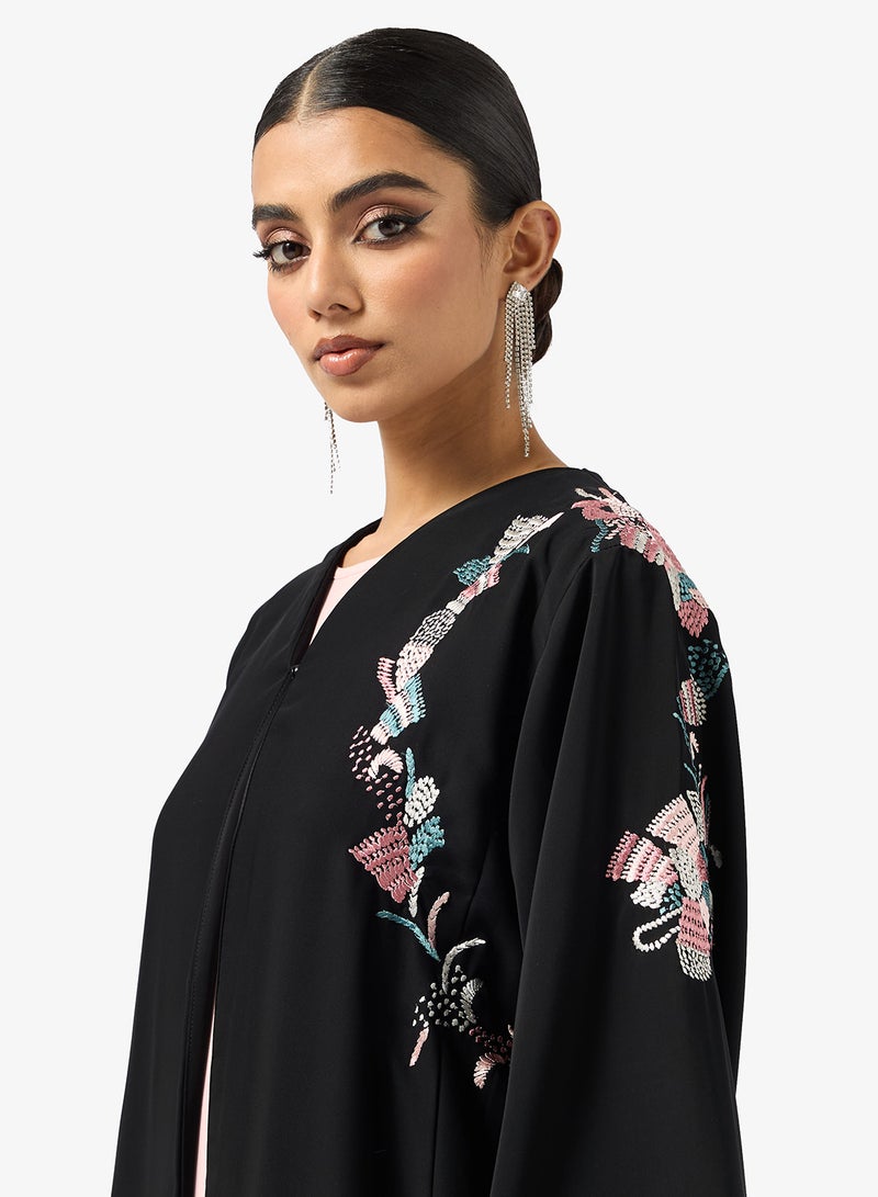 هيا كلوزيت عباية مفتوحة مطرزة بالزهور بياقة على شكل حرف - Image 3